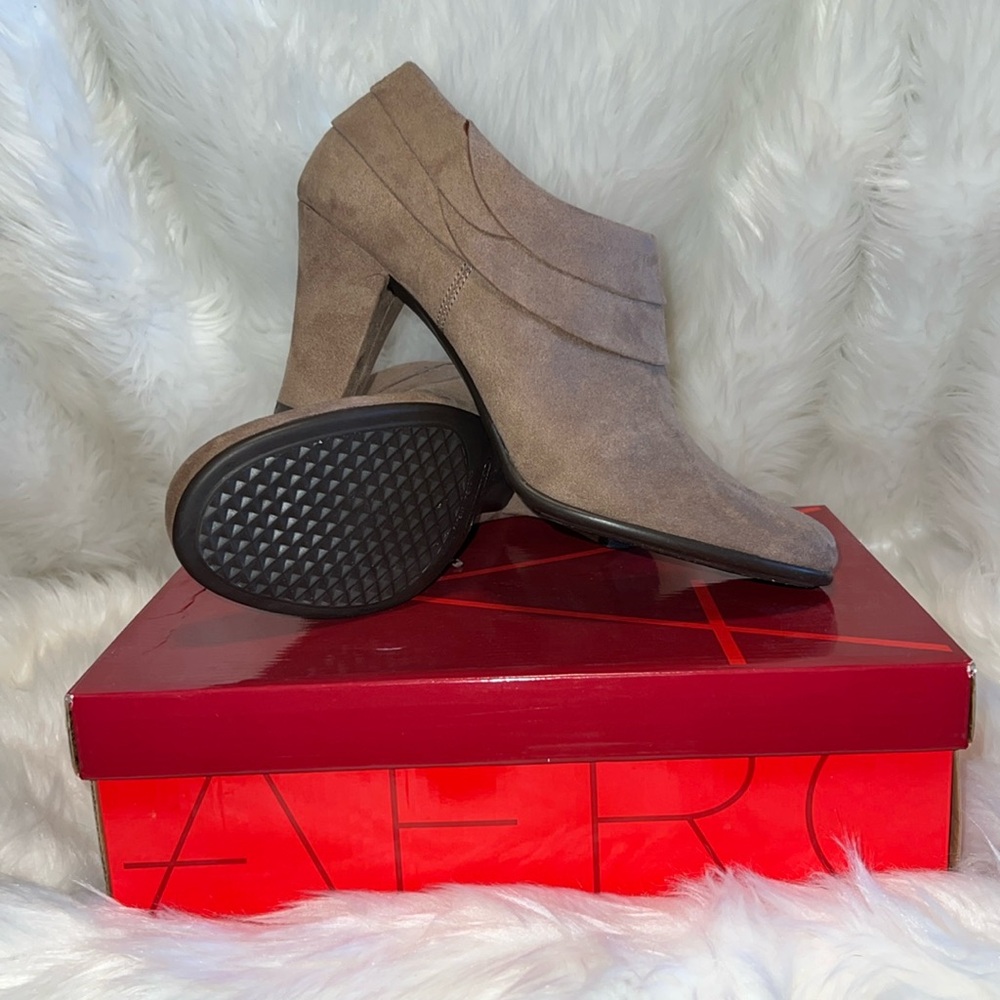 🆕 Aerosoles Role Player taupe suede Women’s booties 9.0 M